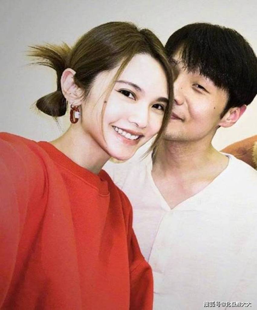 薛之谦被爆出来的感情经历有三段,第一段是和章龄之,第二段是和李雨桐