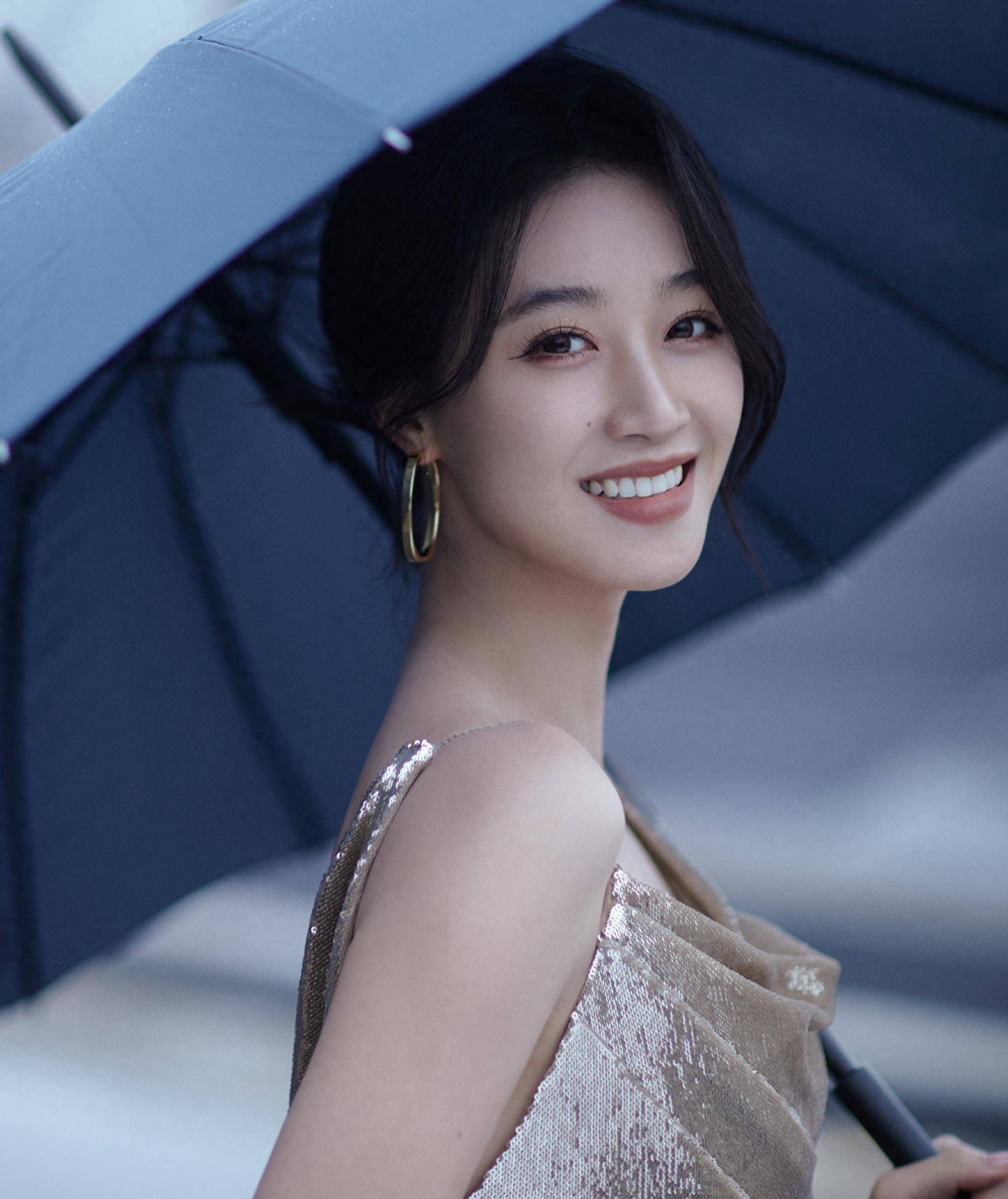 蓝盈莹解锁主持人身份,身穿露背金色长裙,身材摇曳浪漫