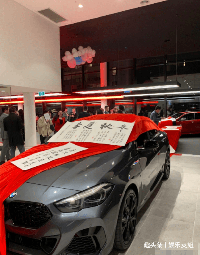 65岁的刘晓庆能在日益浮躁的娱乐圈静下心来学习书法.