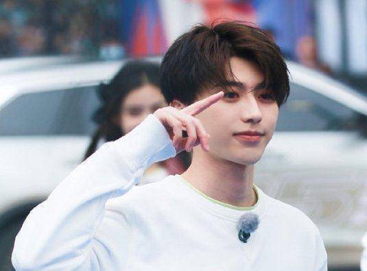 这个排名终于给自己留下了一些面子, 排在第九位的包括易阳千玺, 这