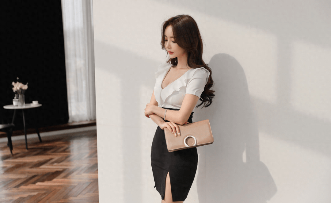 春荷低胸裙 有海的城市,孙允珠带你领略浪漫的时尚之旅!