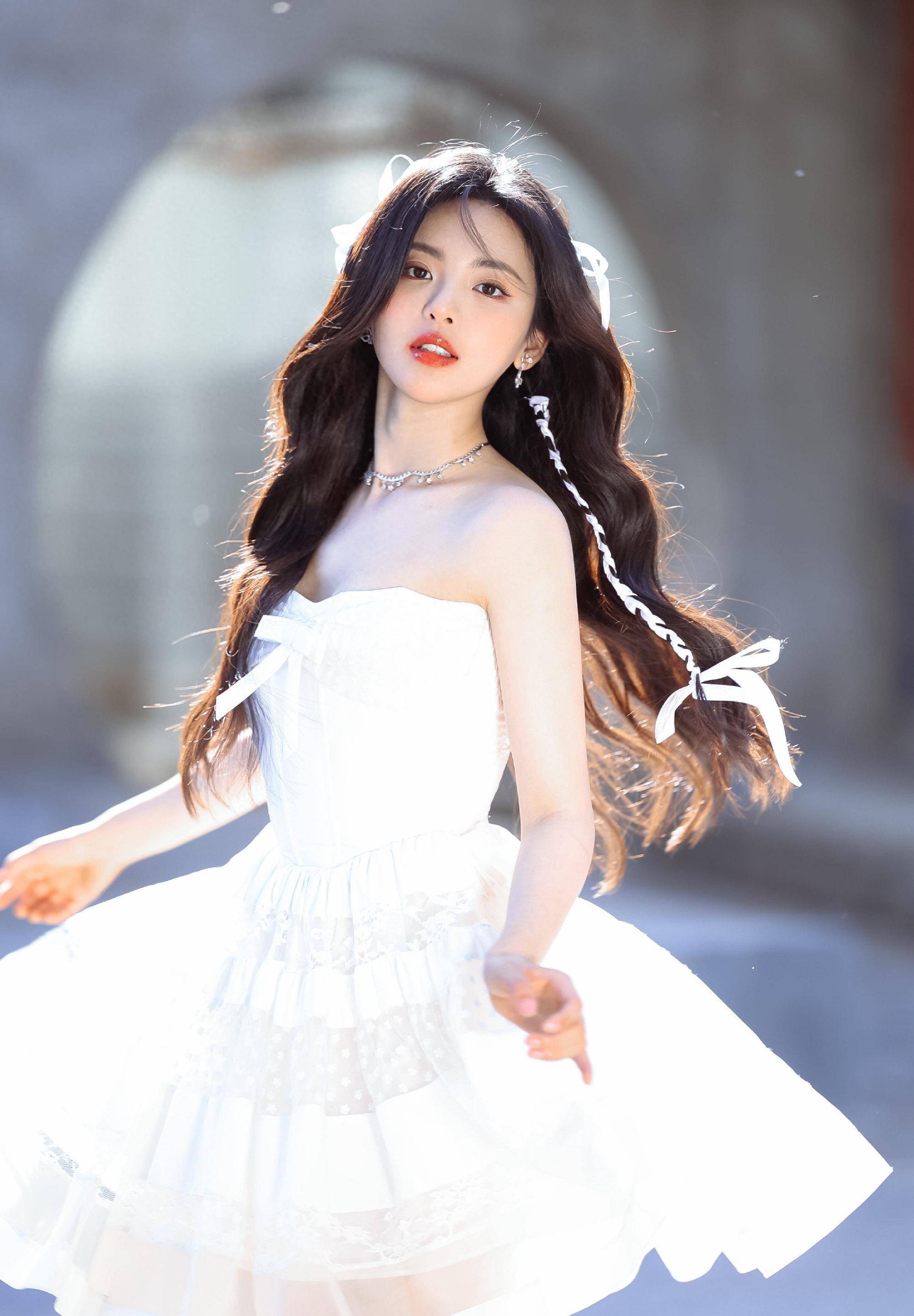 杨超越鲜花大片,一袭白色抹胸长裙,诠译初夏少女的浪漫格调_姐姐_照片