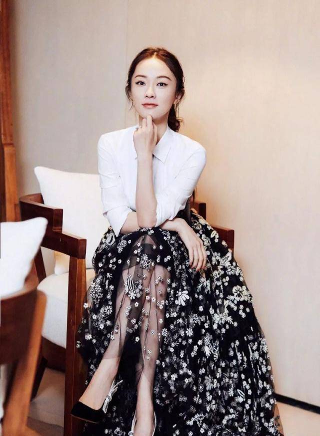 39岁霍思燕一身亮色西装配牛仔裤好减龄!