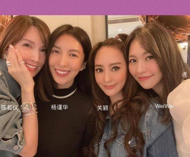 50岁苏见信提前庆生,与前女友weiwei甜蜜依偎,举止亲密仍像恋人_关颖