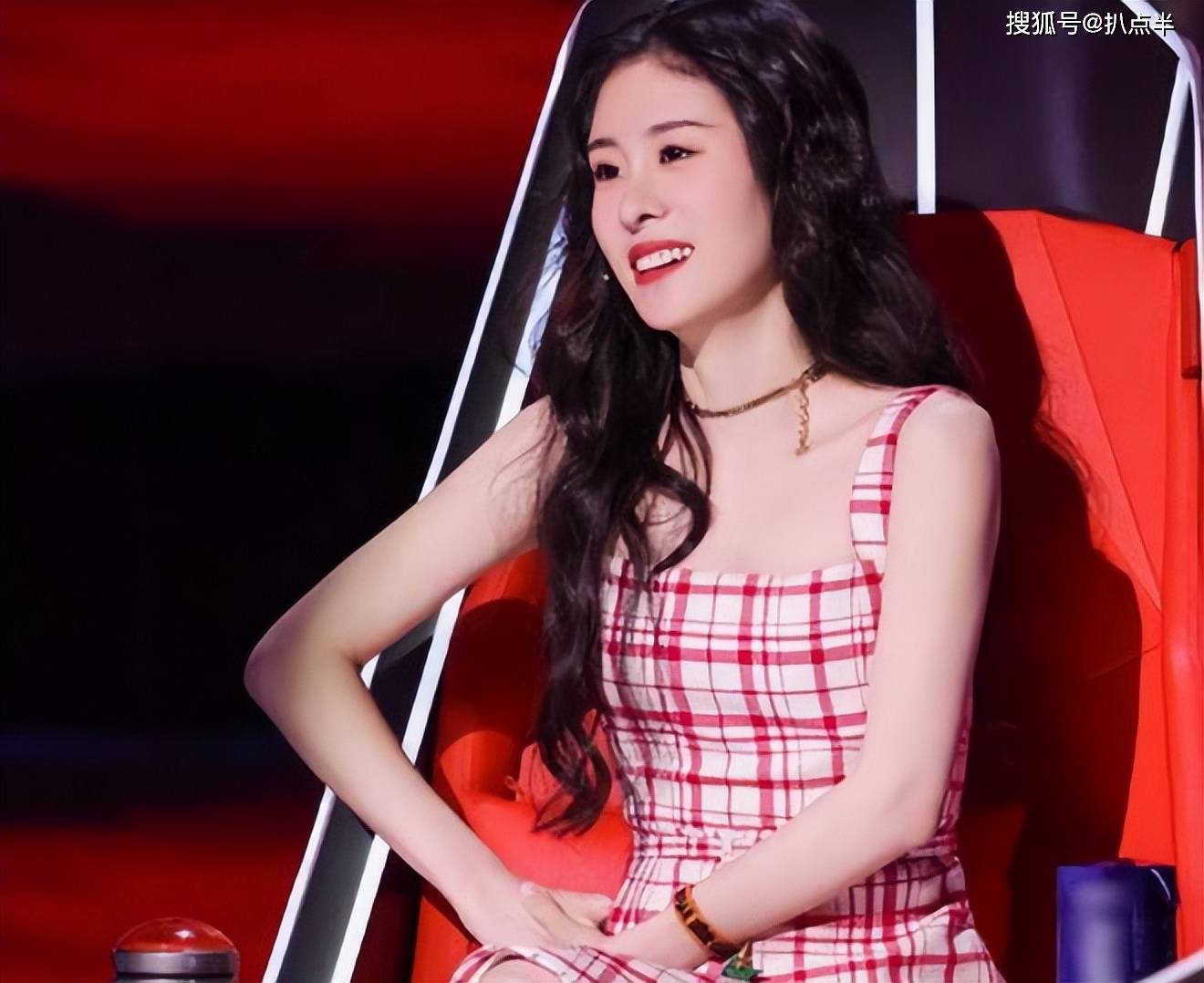 直到今年,张碧晨以爆款电影《消失的她》中的片尾曲《笼》强势归来