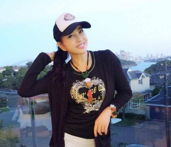 刘晓庆是娱乐圈中的翡翠女王,对文玩的收藏也是非常多的,像蜜蜡南红