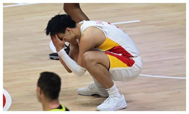 中国男篮决战菲律宾前,乔帅宣布赵睿脚踝受伤,周鹏铁定缺席_比赛_乔尔