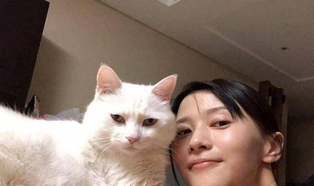 papi酱从网红跨至明星,也曾因工作而迷茫,网友却评价有野心_姜逸磊