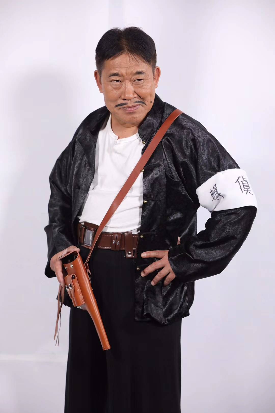 杜旭东陪外孙女过节日,俩人五官和牙齿长得太像,女儿却俏丽帅气_网友