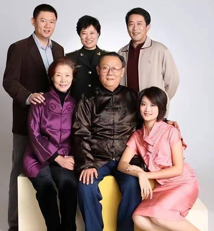 吕中:嫁给同学白头偕老,儿子成为导演儿媳妇女王,女儿成为全国人民的