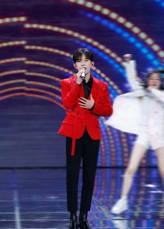 娱报:袁冰妍,成毅,易烊千玺,胡一天_吴白_李一桐_时代