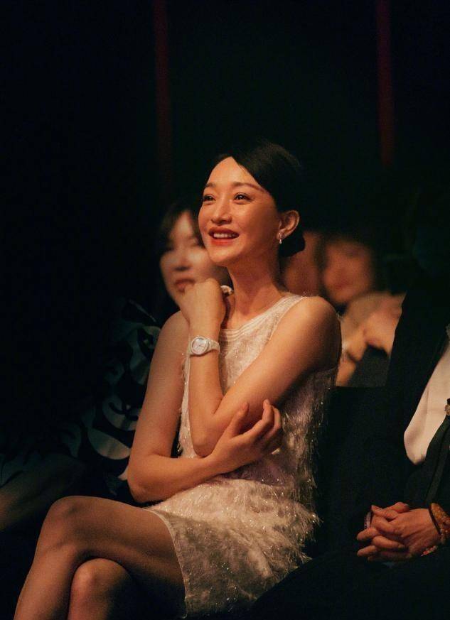 周迅早期造型被曝光,染橘黄发色鬼马精灵,比"女团"美多了_女性_气息