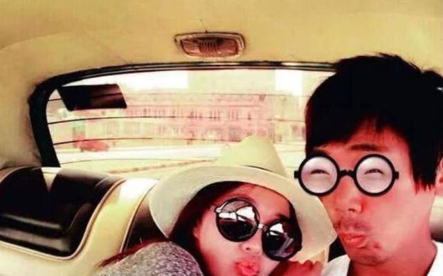 50岁苏见信提前庆生,与前女友weiwei甜蜜依偎,举止亲密仍像恋人_关颖