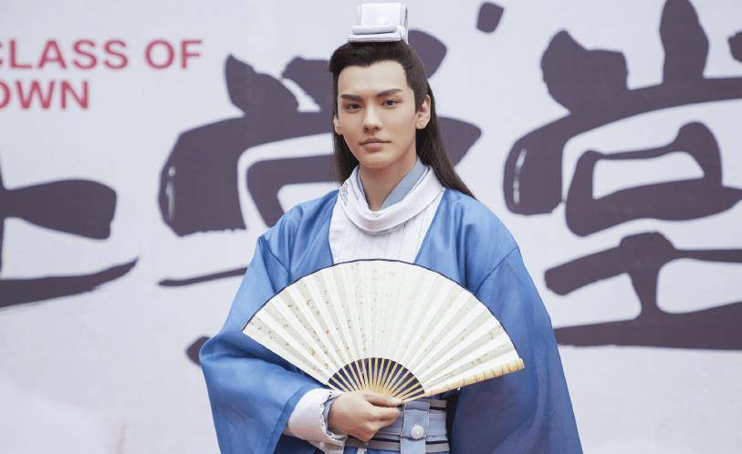 宋威龙与宋茜演cp后,又与另一女爱豆合作,得知阵容准备熬夜追_毕雯珺