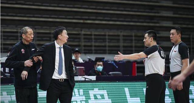 39号裁判杨宏峰,确实有点无法无天,两位助理裁判都明确表达不满_比赛