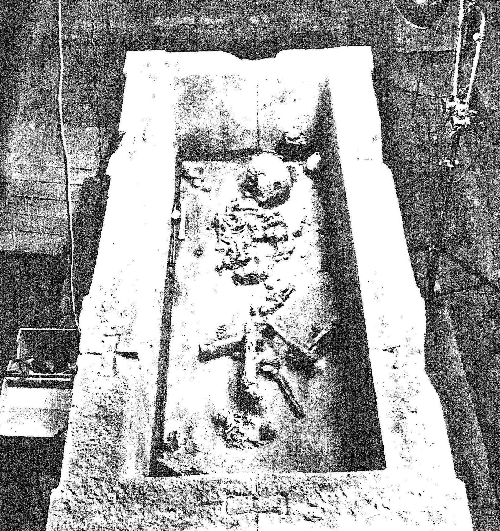 李静训墓开棺现场而中国考古发现的第一例反盗墓咒语,是1957年,在陕西