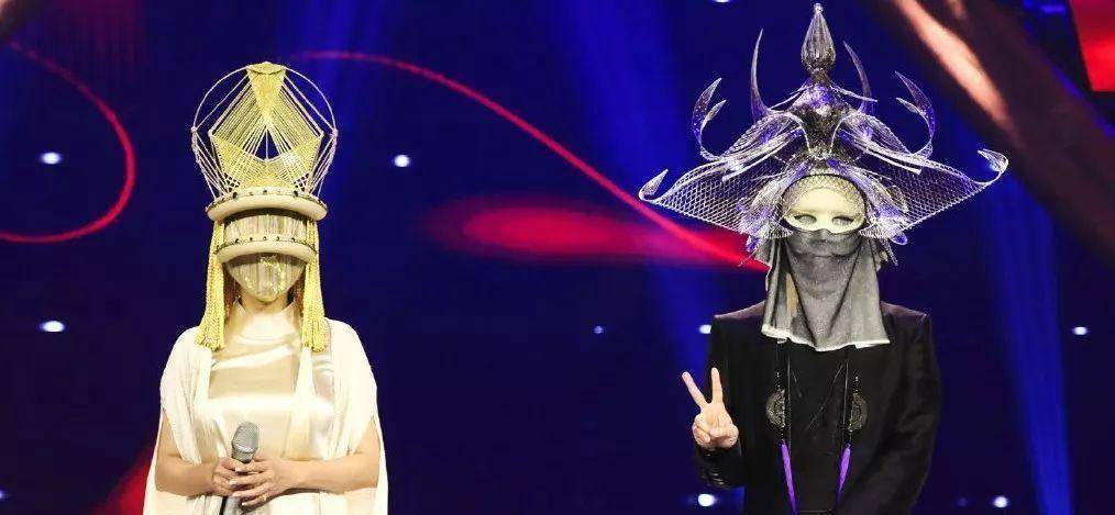 《蒙面唱将》剩俩悬念,"路见不平一声吼"是炎亚纶,另一个呢?