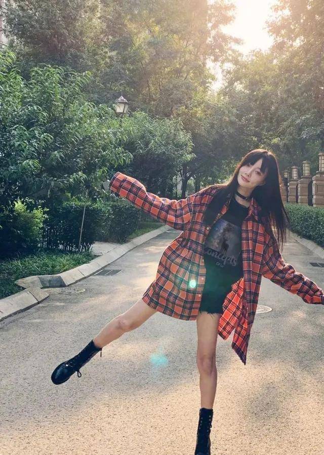 李小璐真不显老,日常穿搭气质甜美,39岁依然少女风满满_颜色_黑色