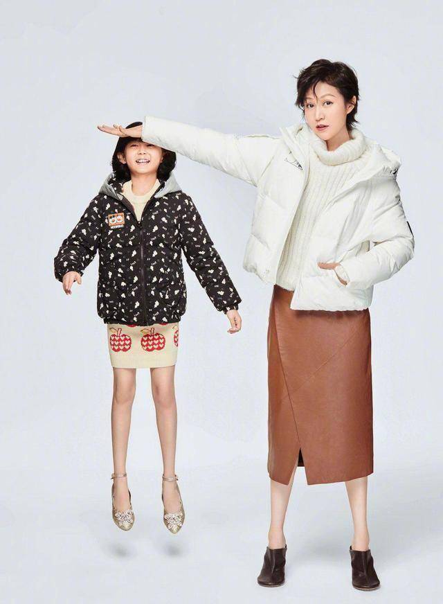 鲍蕾携爱女登杂志封面,12岁贝儿身高直飙妈妈,与妹妹像双胞胎_女儿