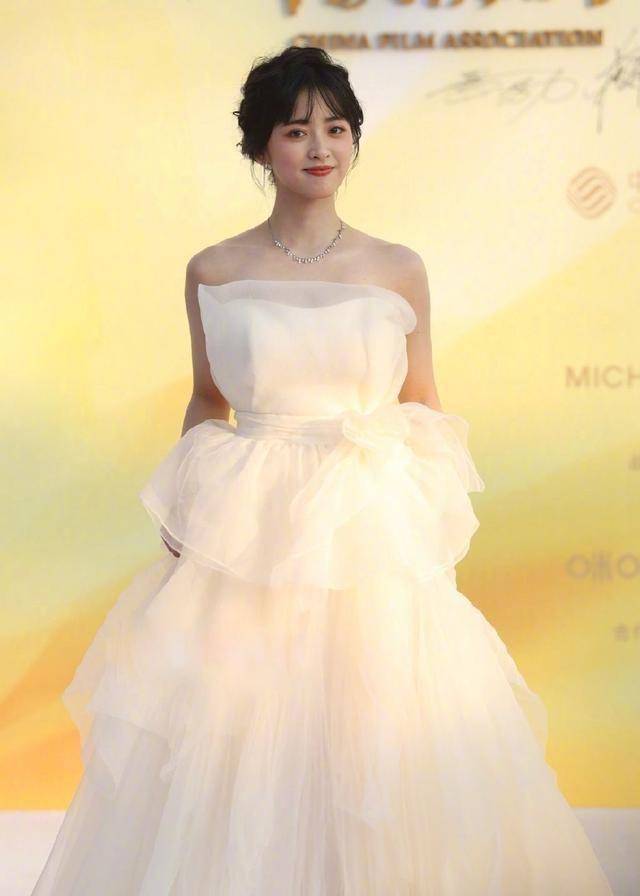 组图:金鸡红毯黄明昊当摄影师拍王鹤棣沈月被"嫌弃"_娱乐_气氛