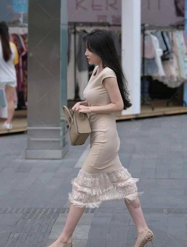 窈窕淑女,君子好逑,连衣裙女孩如此俊美,让路人动心_服装_乳白色_风格
