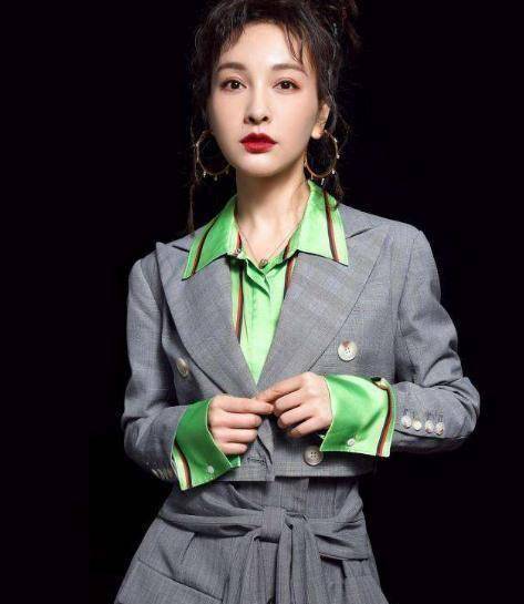 都说沈月经纪人颜值高,看到吴昕的经纪人后,网友:不怕抢风头?