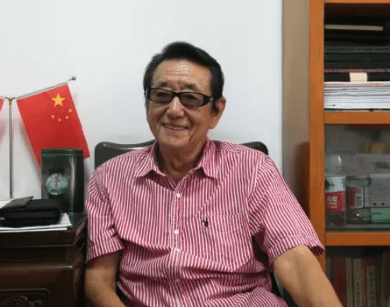 快乐星球老顽童爷爷近照曝光,87岁仍精神矍铄,身姿挺拔气场依旧_克明