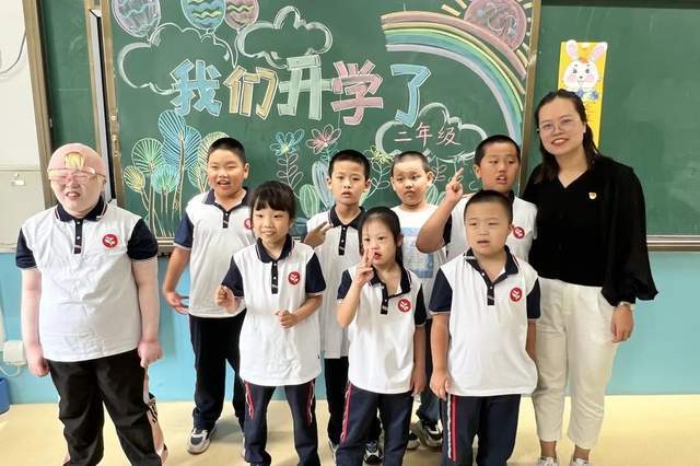 "强国复兴有我"——济南市育园学校举行2023年秋季开学典礼_全体师生