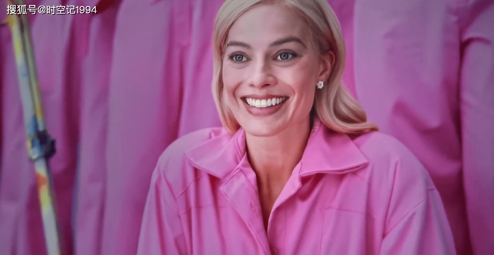 电影《芭比》中老太太和芭比公园的那段谈话有何涵义?