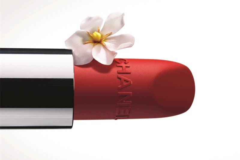 CHANEL「31 Le Rouge」系列自带清甜栀子花香气，首支透明玻璃唇膏奢华