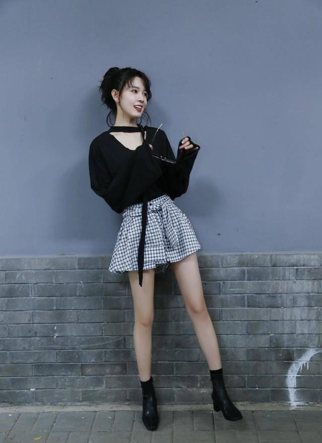 陈瑶晒私服照,穿白色羽绒服蹲雪地里,秀精致容颜美成初恋女孩_设计