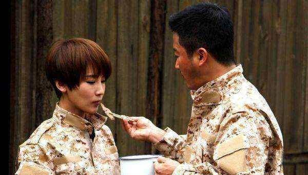 在节目中吴京和谢楠的表现完全就像一对冤家,没事吵个架,拌个嘴,你怼