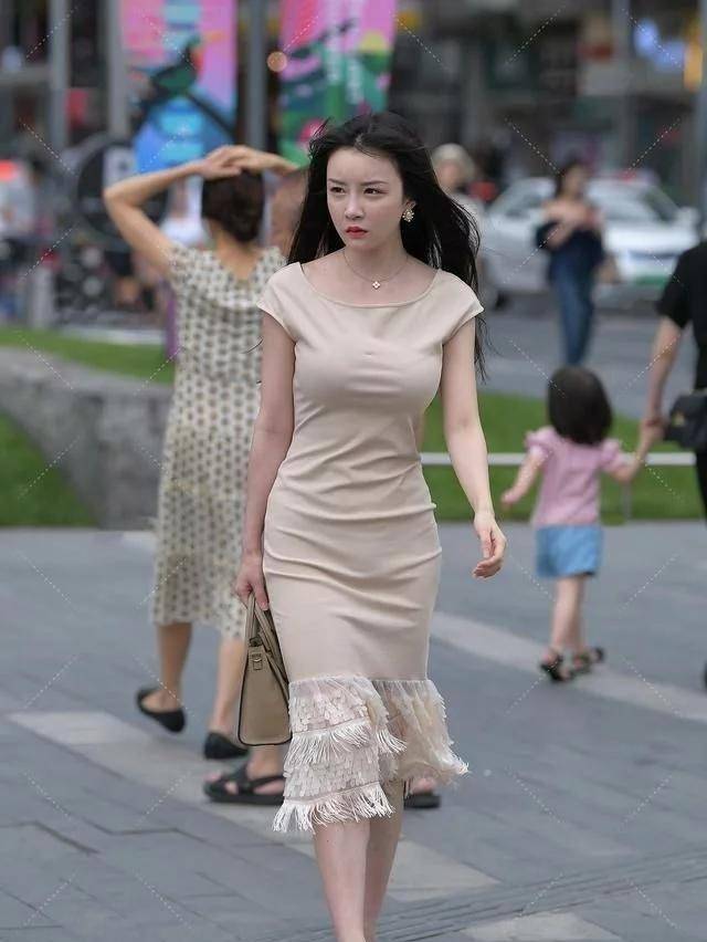 窈窕淑女,君子好逑,连衣裙女孩如此俊美,让路人动心_服装_乳白色_风格