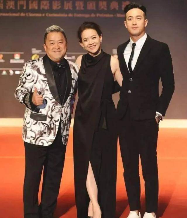 曾国祥高1米73,身材比例也不错,主持人继续追问:"那你应该是像你妈妈