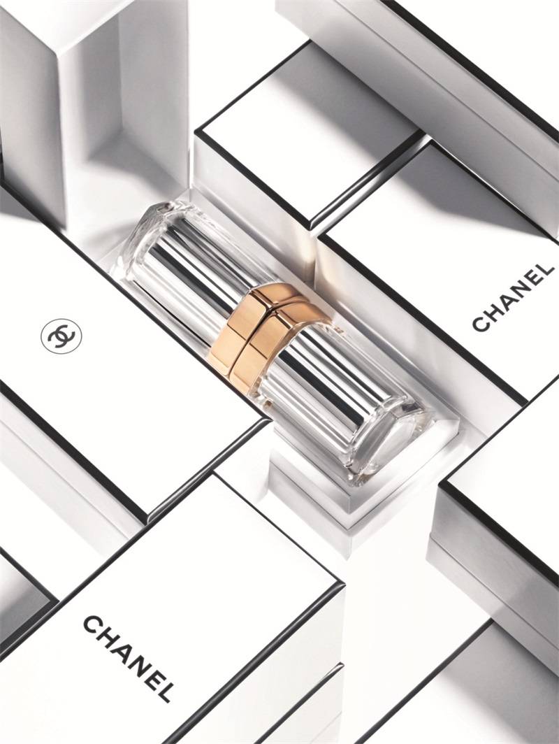 CHANEL「31 Le Rouge」系列自带清甜栀子花香气，首支透明玻璃唇膏奢华