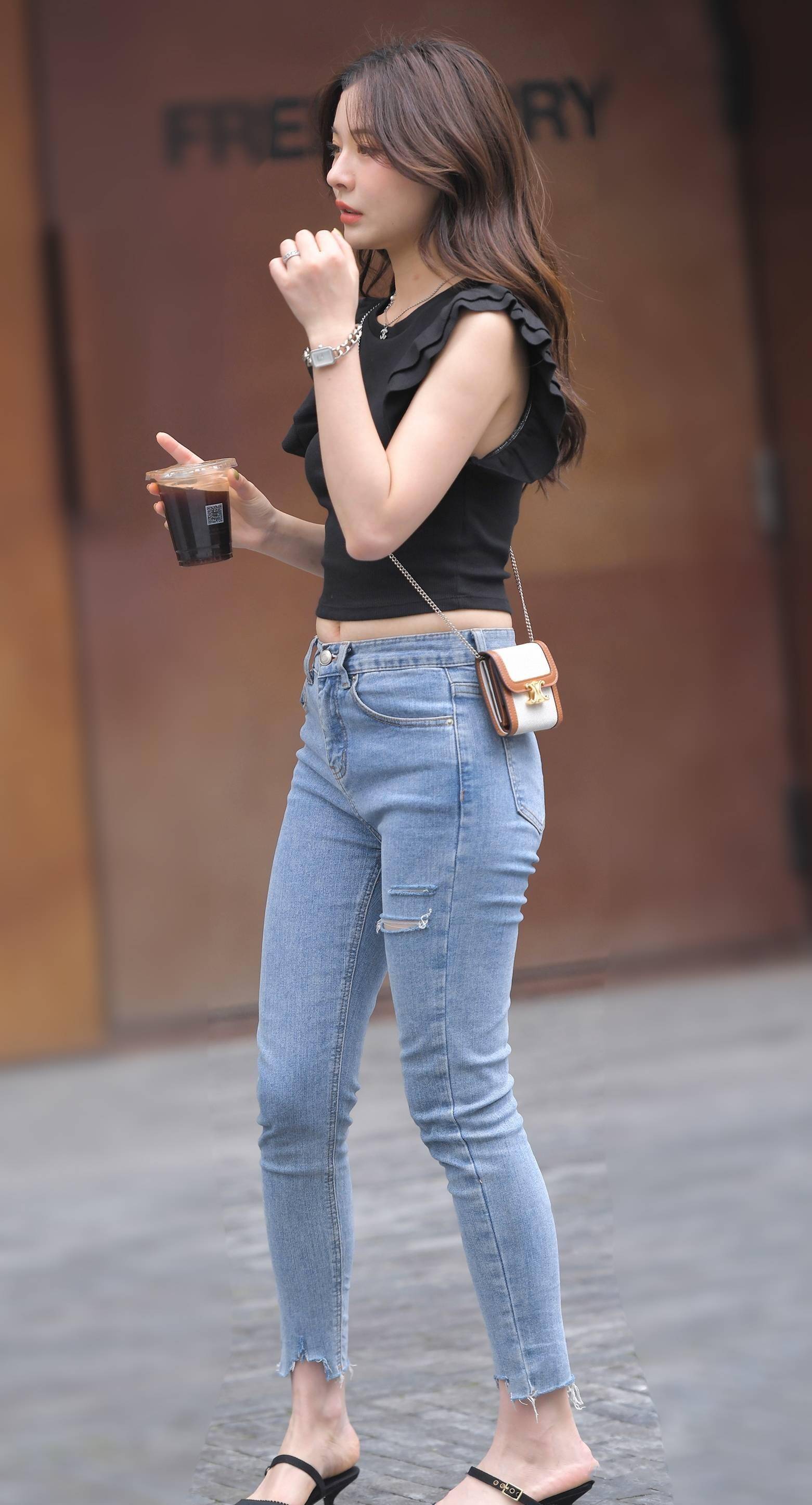 高颜值牛仔裤适合美女,紧身款式让他更有魅力!_女性_身材_时尚