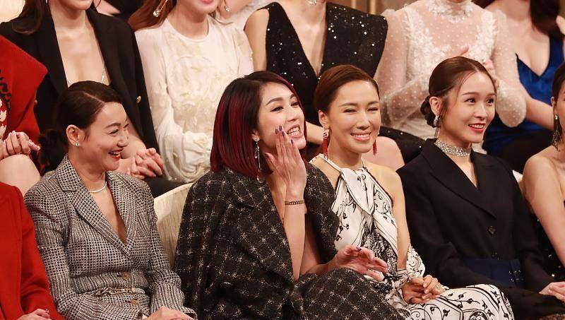 杨千嬅获最受欢迎女主角 老公丁子高甜蜜助威 张嘴大笑毫无星架