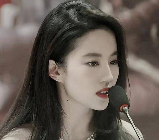 2021年,刘亦菲出道19年的日子,87年的刘亦菲从14岁就出道了,所有现在