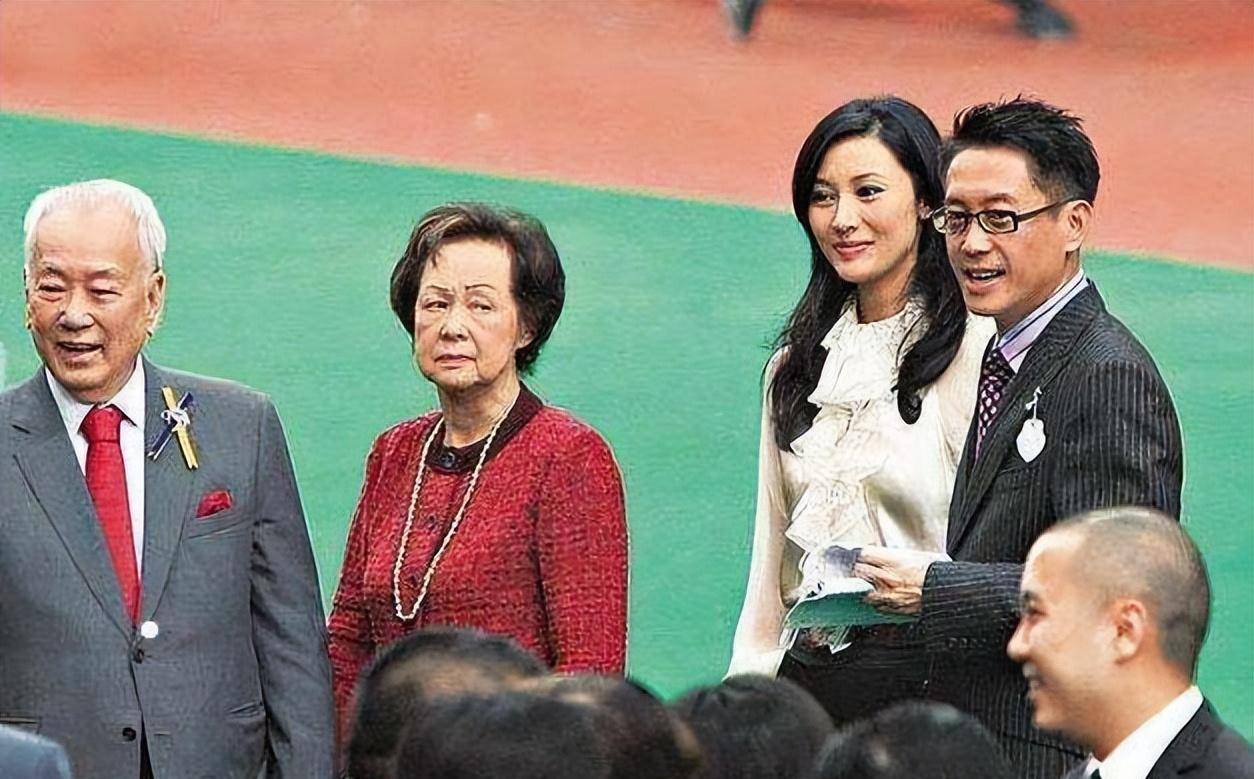 郭晶晶嫁霍家成豪门荣耀,李嘉欣致豪门联姻破裂,被指是灾星_霍启刚_船