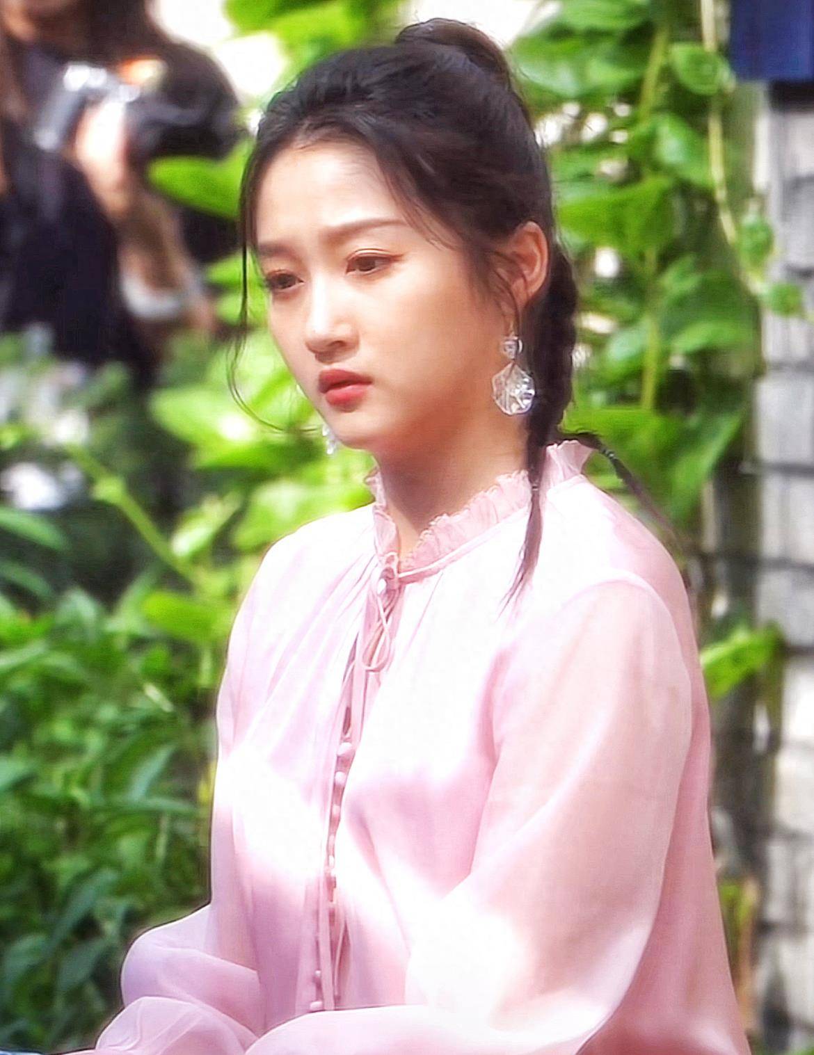 关晓彤烟台录节目,25岁身材曼妙气质迷人,网友:相信鹿晗的眼光_美女