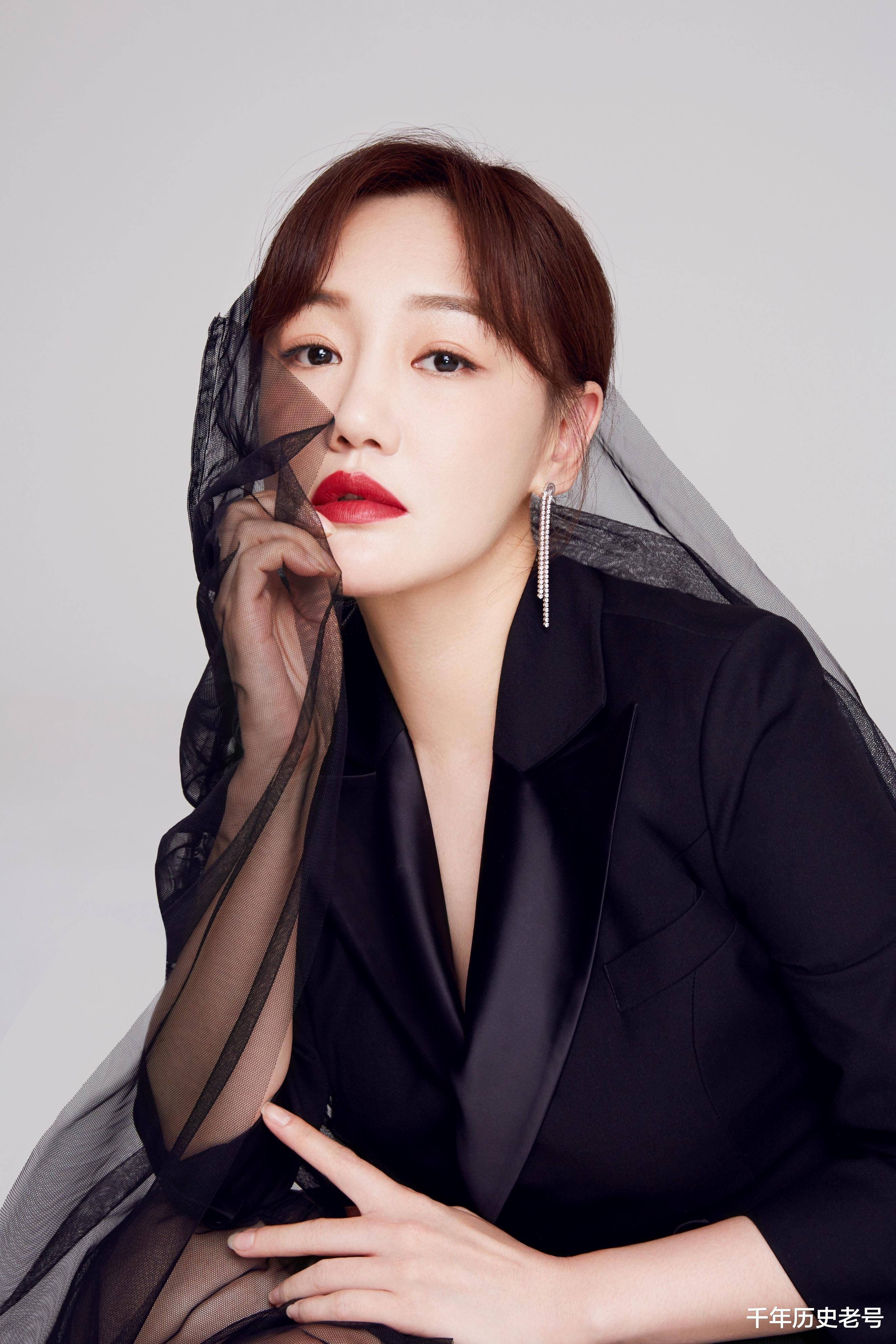 如果你现在在网上搜索薛佳凝的名字,你会看到很多关于她和胡歌的新闻.