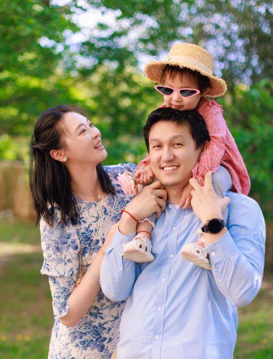 惠若琪与家人出游,甜搂学霸老公撒娇,2岁女儿表现老成身高喜人_念高