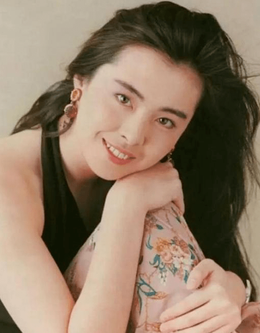 53岁王祖贤罕见露面,含身材驼背且气质尽失,一代女神也悄然落幕了