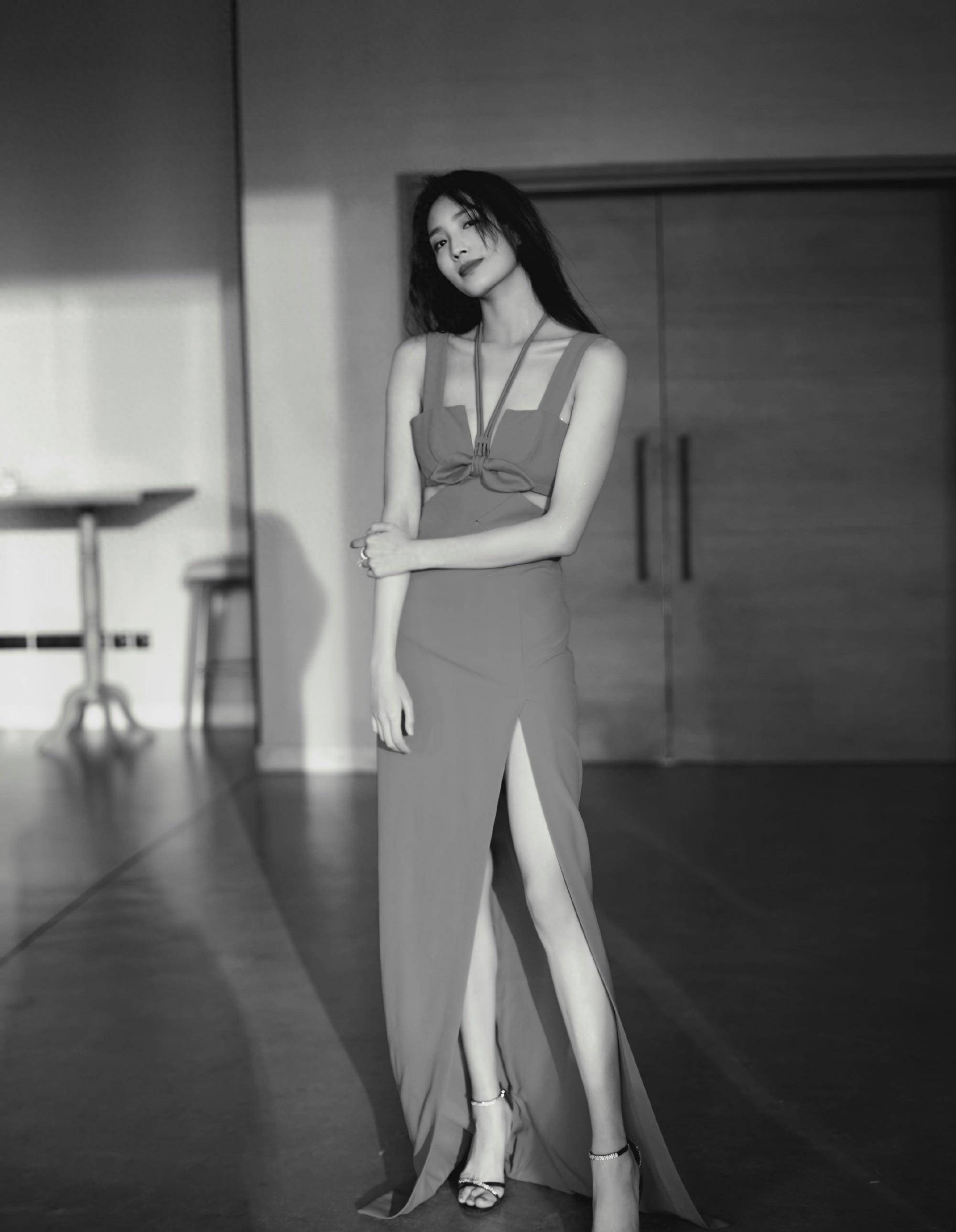 明星写真:露肩长裙的王紫璇,时尚爆款的高开衩长裙,双腿美丽修长_身材