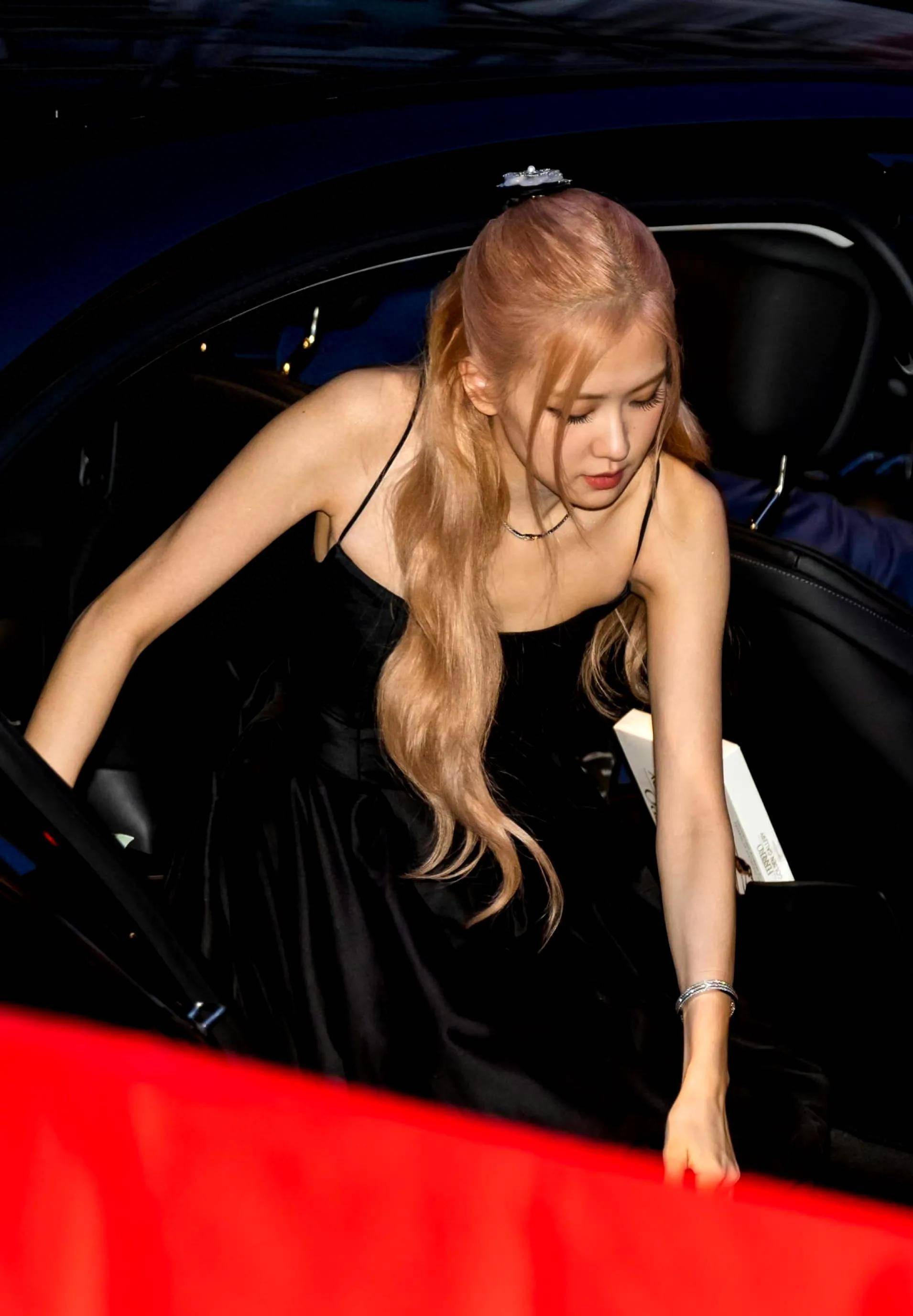 朴彩英生颜值曝光,身穿抹胸黑色连衣裙,尽显优雅美丽,宛如公主_气质