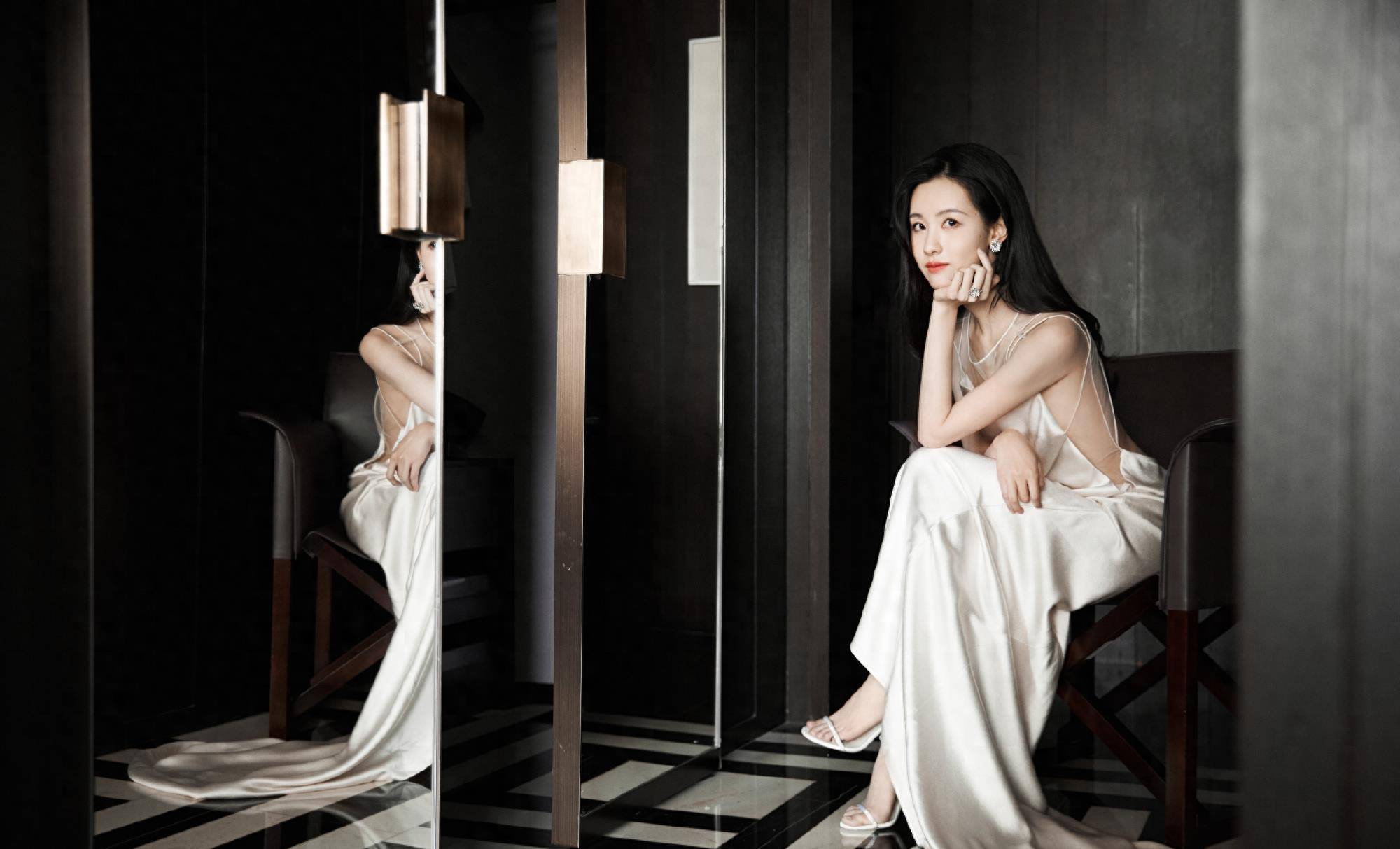 陈都灵一袭白色吊带露背曳地长裙,浅褶裙摆,芳华雅绽_时尚_漂亮_姐姐