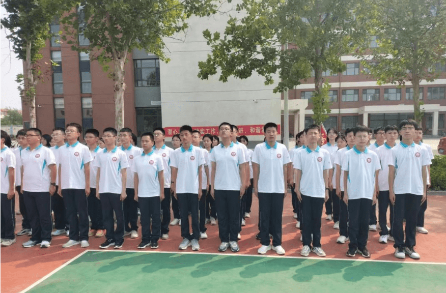 并梳好头发,穿上校服,抬头挺胸地站在了郑口中学的军训动员大会和开学