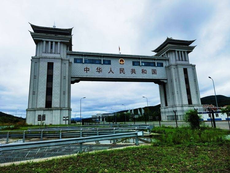 第二代国门,见证了绥芬河公路口岸从1988年汽车临时过货运输口岸,到