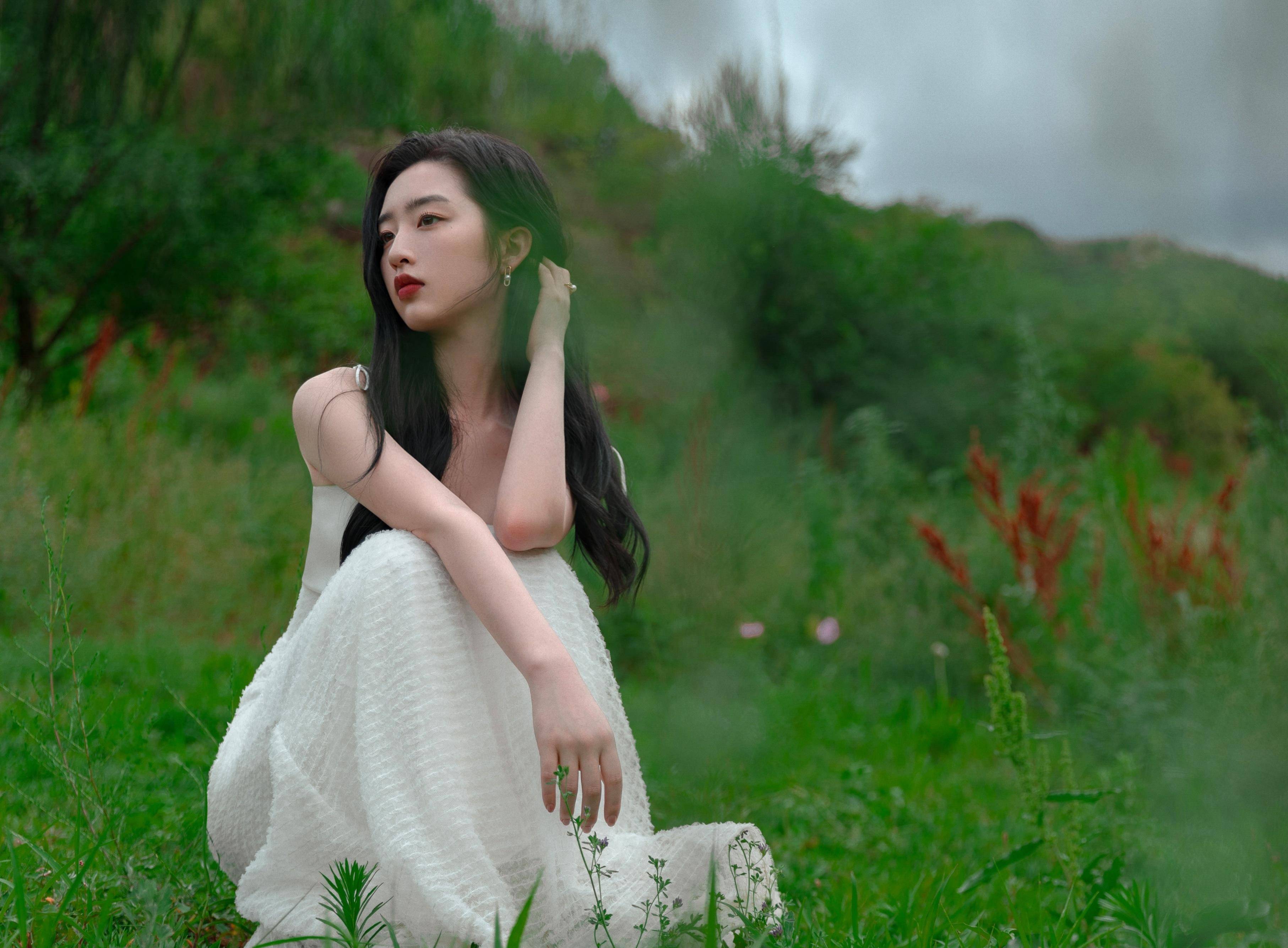 邓恩熙的吊带白色连衣裙_大自然_阳光_长裙