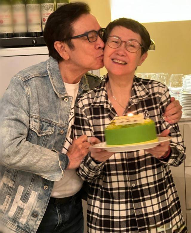 姜大卫为爱妻庆73岁生日,连续2次亲吻女子脸颊,结婚47年仍恩爱_李琳琳